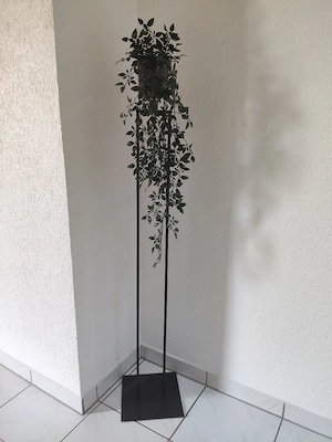 Deko mit Kunstpflanze 