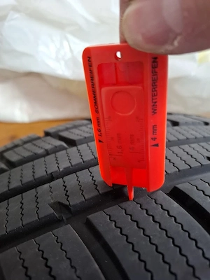 Original Nissan Felgen mit Winterreifen (Fast Neu) Bild 4