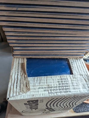 Ca 7m2 blaue Fliesen zu verschenken