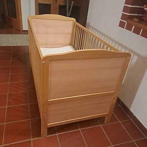 Gitterbett mit neuer Matratze