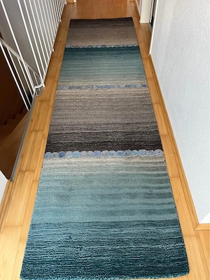 Neuwertiger Teppichläufer in Blau-Grau zu verkaufen