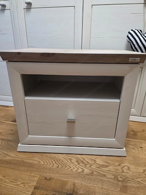 Sehr gut erhaltener Schrank inklusive 2 Nachtkästen Bild 3