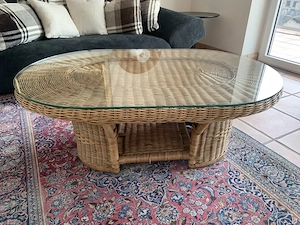 Couchtisch aus Naturmaterial mit Glasplatte