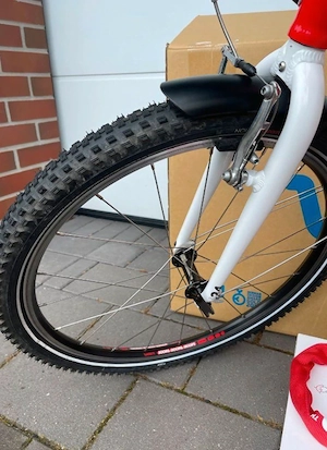 WOOM Original 5 24-Zoll Kinderfahrrad mit Schloss und Helm Bild 4