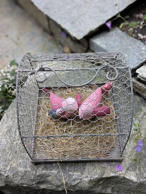 Shabby Chic Deko-Set: Rustikaler Drahtkäfig mit Stoffvögelchen & Stroh Bild 3
