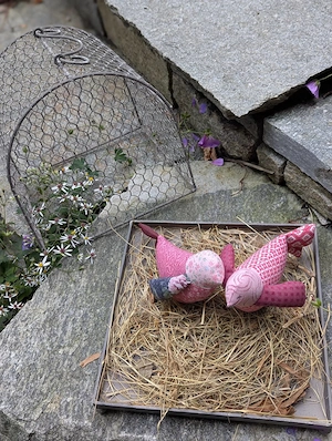 Shabby Chic Deko-Set: Rustikaler Drahtkäfig mit Stoffvögelchen & Stroh Bild 2