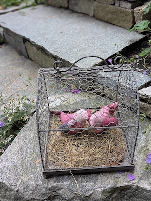 Shabby Chic Deko-Set: Rustikaler Drahtkäfig mit Stoffvögelchen & Stroh Bild 4