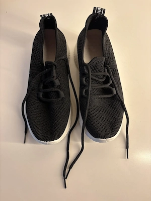 Sportschuhe mit Stoffbezug in schwarz mit weiße Sohle