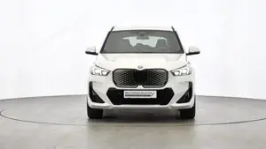 BMW iX1 xDrive30 M Sportpaket // Head-Up // DAB-Tuner Bild 2