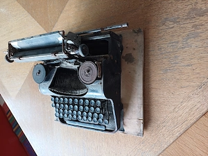 Alte Schreibmaschine zum aufstellen  Bild 2