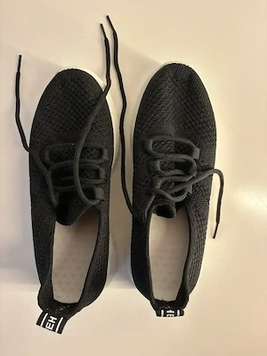 Sportschuhe mit Stoffbezug in schwarz mit weiße Sohle Bild 4