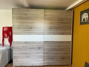 Kleiderschrank Bild 2