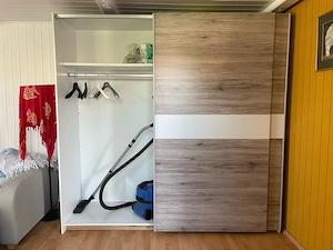 Kleiderschrank Bild 3
