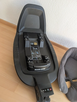 Maxi-Cosi Pebble Plus inkl. Isofix-Station & Zubehör   Unfallfrei Bild 4