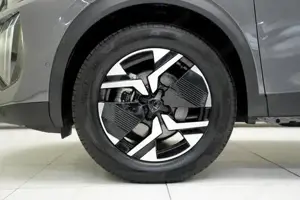 Peugeot 2008 1.2 Hybrid 145 Allure (EURO 6e) PDC SpurH Bild 4