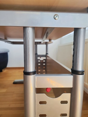 Höhenverstellbarer Schreibtisch mit Rollen Bild 3