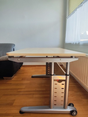 Höhenverstellbarer Schreibtisch mit Rollen Bild 2