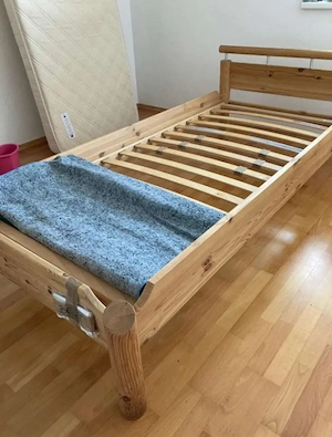 Einzel-Bett aus HOLZ ( massiv ), komplett, mit neuwertiger Matratze ( Sommer Winter-Seite )