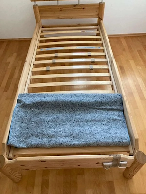 Einzel-Bett aus HOLZ ( massiv ), komplett, mit neuwertiger Matratze ( Sommer Winter-Seite ) Bild 5