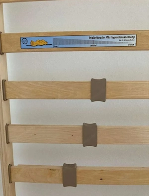 Einzel-Bett aus HOLZ ( massiv ), komplett, mit neuwertiger Matratze ( Sommer Winter-Seite ) Bild 3