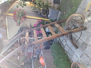 Antiker Holzschubkarren Bild 3