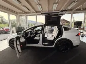 Tesla Model X Bild 8