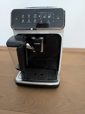 PHILIPS Serie 3200 Kaffeevollautomat EP3243 50 mit LatteGo Milchsystem in Matt-Weiß. Bild 3