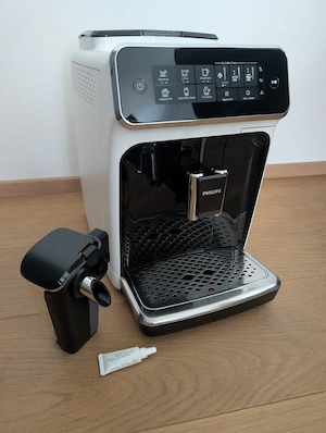 PHILIPS Serie 3200 Kaffeevollautomat EP3243 50 mit LatteGo Milchsystem in Matt-Weiß. Bild 4