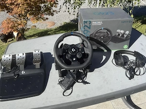 Logitech Renn-Lenkrad, Pedale und Kopfhörer 
