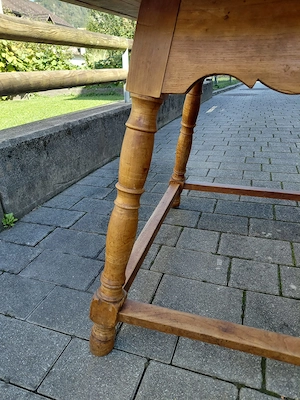 Alter Holztisch Bild 3