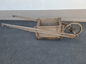 Schubkarre aus Holz Bild 2
