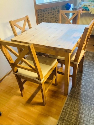 Holztisch mit 4 Stühlen zu verkaufen Bild 2