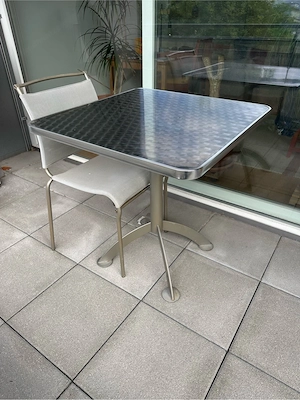 Tisch mit Stuhl Bild 3