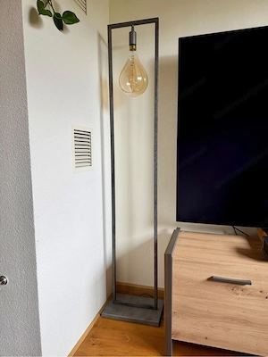 Industrial Stehlampe mit Leuchtmittel