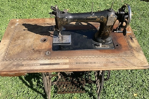 Tischnähmaschine Adler antik Bild 2