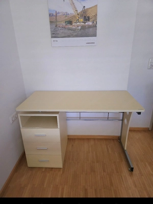 Schreibtisch
