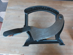 Antike Brotschneidemaschine Bild 2