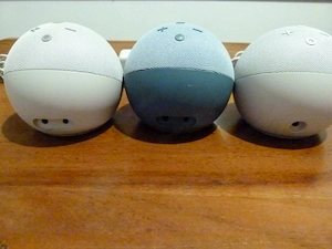 3x Amazon Echo Dot: 2x 4. Generation + 1x 5. Gen, mit 2 Wandhalterungen Bild 5