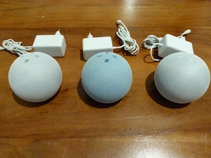 3x Amazon Echo Dot: 2x 4. Generation + 1x 5. Gen, mit 2 Wandhalterungen Bild 3