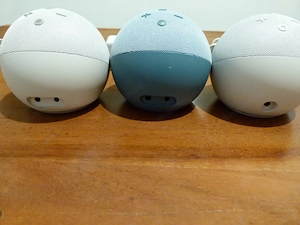 3x Amazon Echo Dot: 2x 4. Generation + 1x 5. Gen, mit 2 Wandhalterungen Bild 4