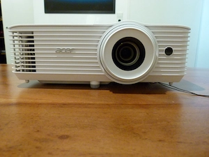 Acer H6816ATV 4K UHD Beamer, 4000 ANSI Lumen, Bj. 2024, viel Zubehör Bild 2