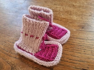 Selbstgemachte Babyschuhe aus Wolle Bild 2
