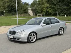 Mercedes E500 4 Matic Tüv 8 27 + 4 mon Bild 2
