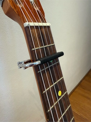 Kapodaster Gitarre Bild 3