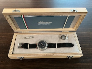 Armbanduhr mit Handaufzug in der Holzschatulle