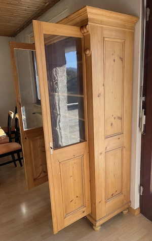 Alter Holz-Vitrinenschrank mit Glastüren Bild 3