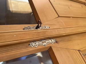Alter Holz-Vitrinenschrank mit Glastüren Bild 5