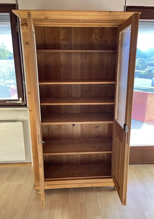 Alter Holz-Vitrinenschrank mit Glastüren Bild 2
