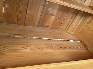 Alter Holz-Vitrinenschrank mit Glastüren Bild 4
