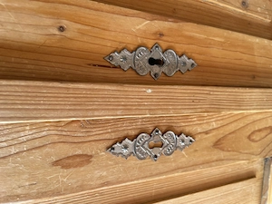 Alte Bauernanrichte   Holzkommode mit 2 Türen und 2 Schubladen Bild 4